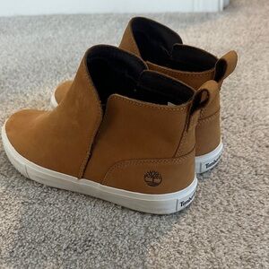 Timberland women’s size 6 Tan Slip-On Boots